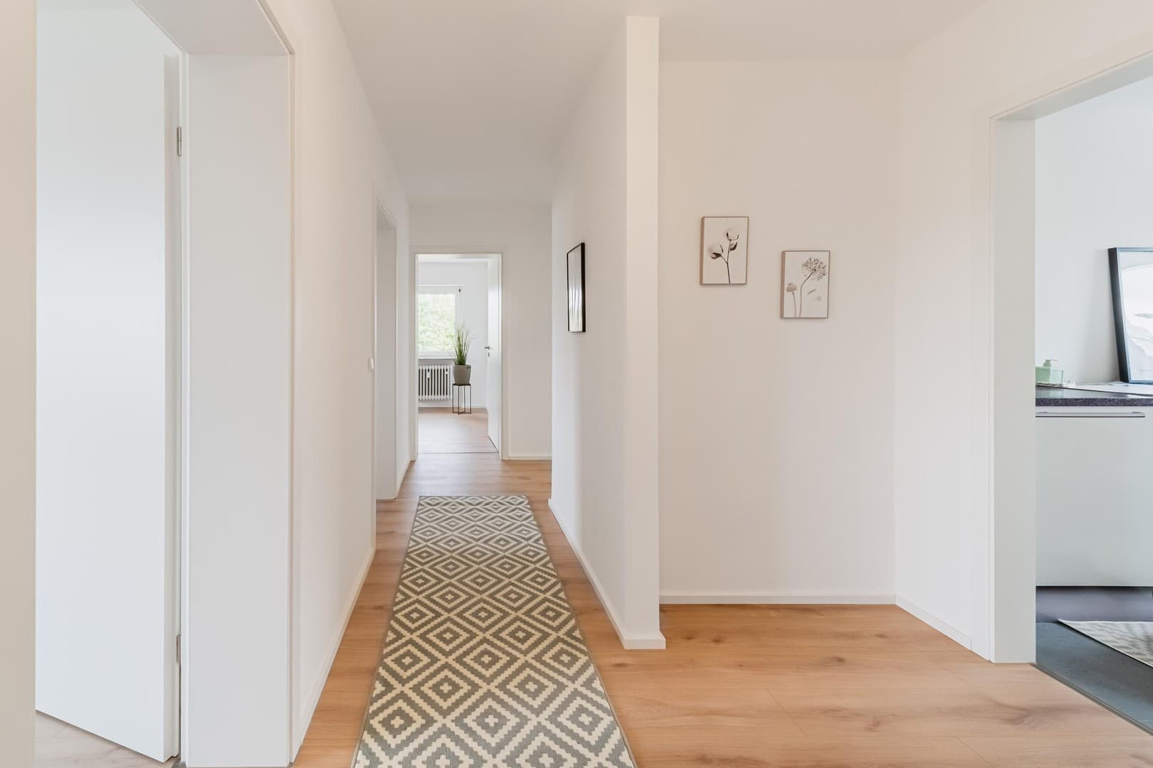 4-Zimmer-Wohnung mit Loggia & Garage. Gebäude und Wohnung 2026 umfangreich modernisiert