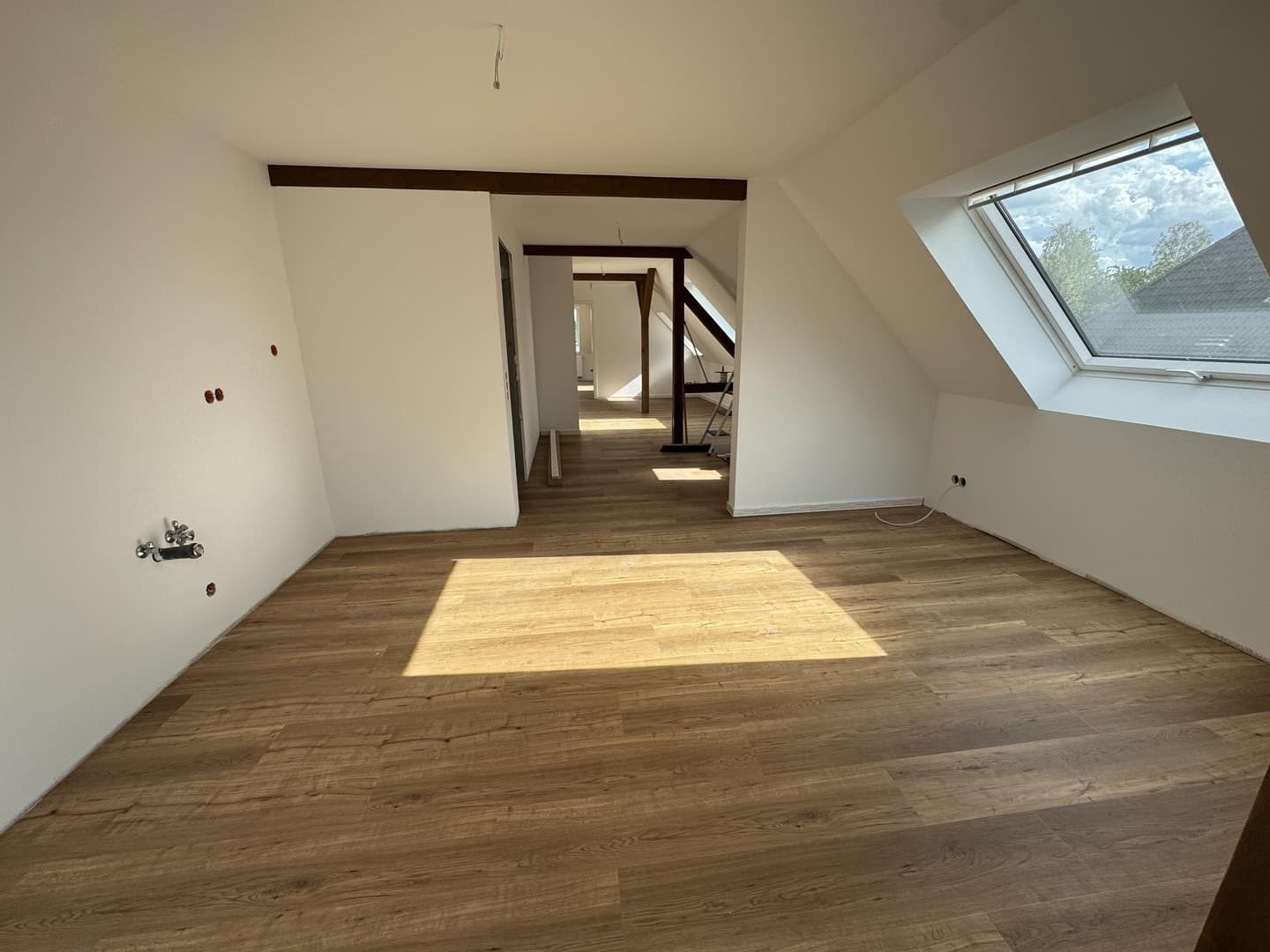 Hochwertiger Erstbezug im Dachgeschoss mit Einbauküche - ca. 110 m² - mit Stellplatz in ruhiger Lage