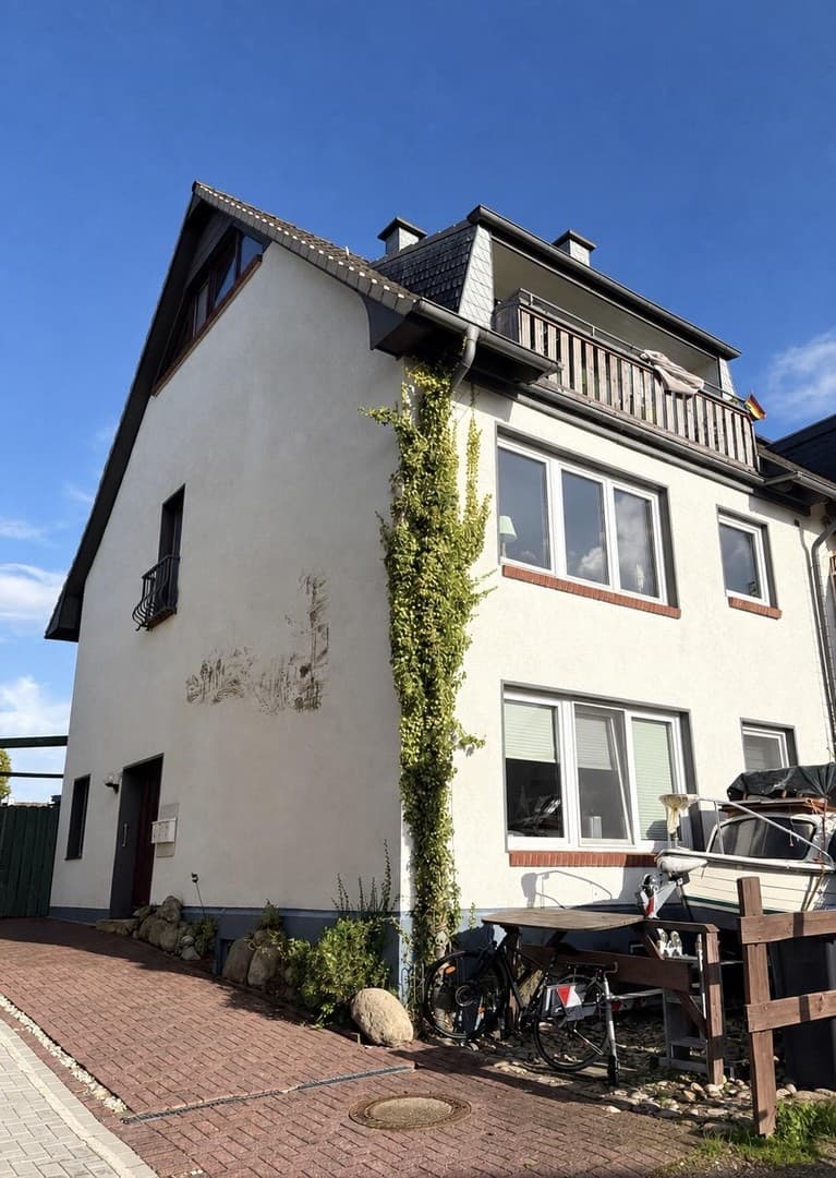 PROVISIONSFREI 3-Parteien-Haus mit Fördeblick und attraktiven Mieteinnahmen, ca. 300 m2 Wohnfläche