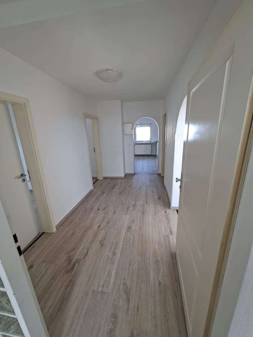 Renovierte 3-Zimmer-Dachgeschosswohnung mit Einbauküche in Erlensee – ab sofort verfügbar