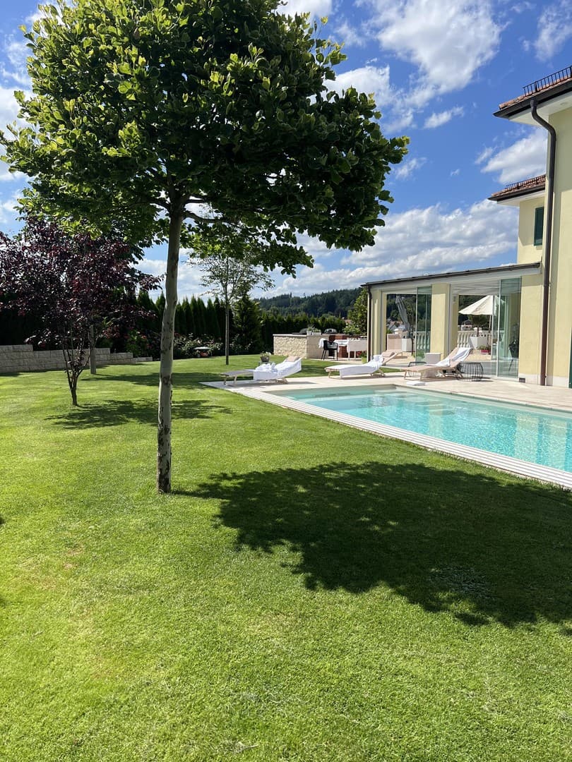 Luxus trifft Natur: Moderne Architektenvilla mit Pool und traumhaften Sonnenuntergängen