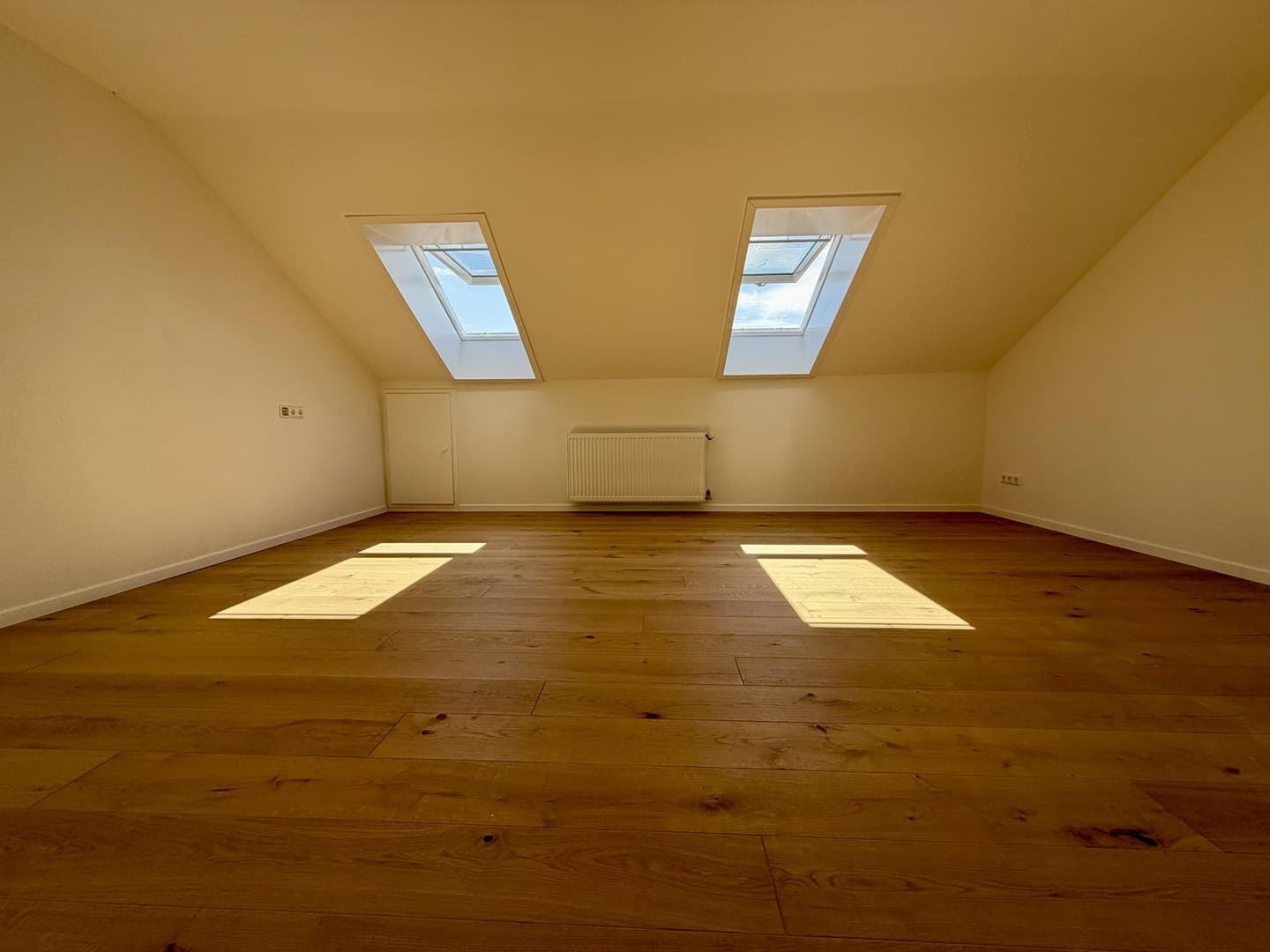Kernsanierte 3-Zimmer-Wohnung mit Balkon, Echtholzparkett und Duplex-Stellplatz