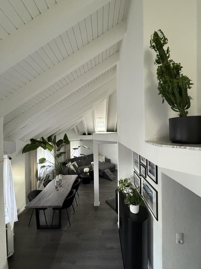 Wohnen mit Charakter – moderne Maisonette mit beeindruckender Dacharchitektur Garten & Pool