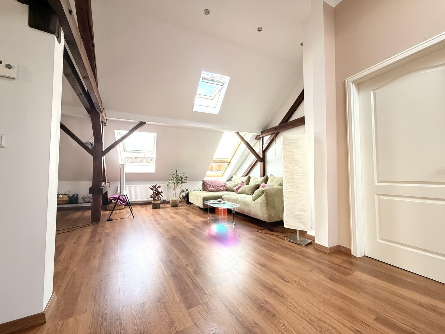 Einzigartiges Dachgeschoss +++ PROVISIONSFREI +++ 4 Zimmer, offene Balken & viel Tageslicht + Garage