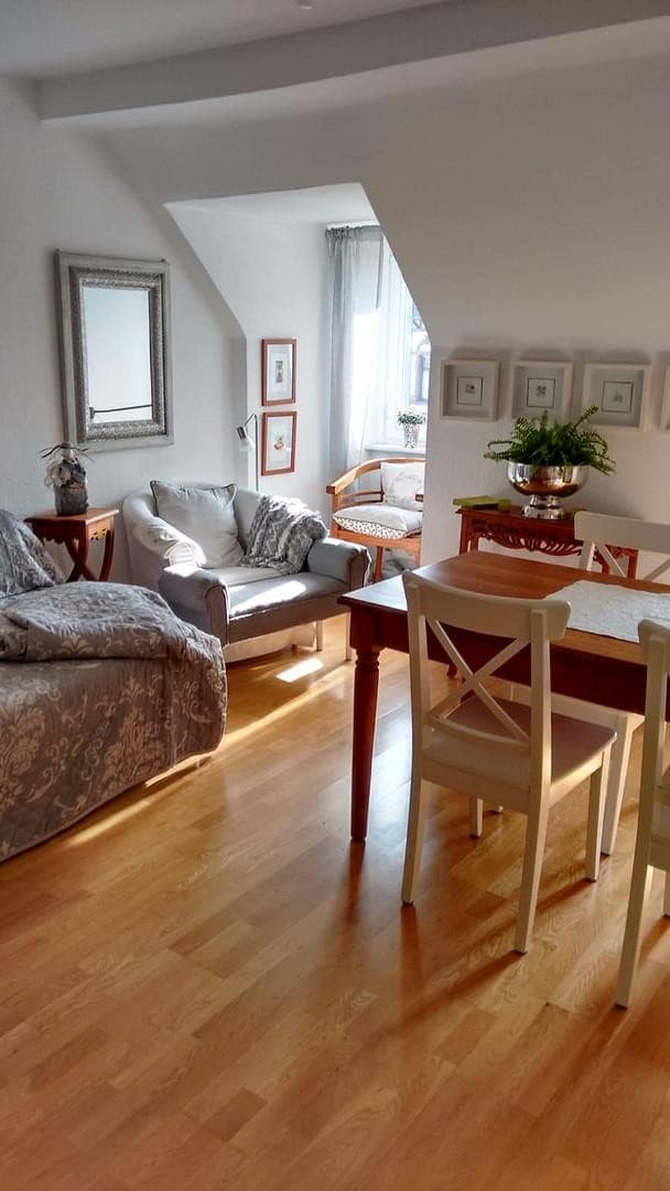 Schöne, zentral gelegene 4-Zimmer-Wohnung mit Gartenanteil
