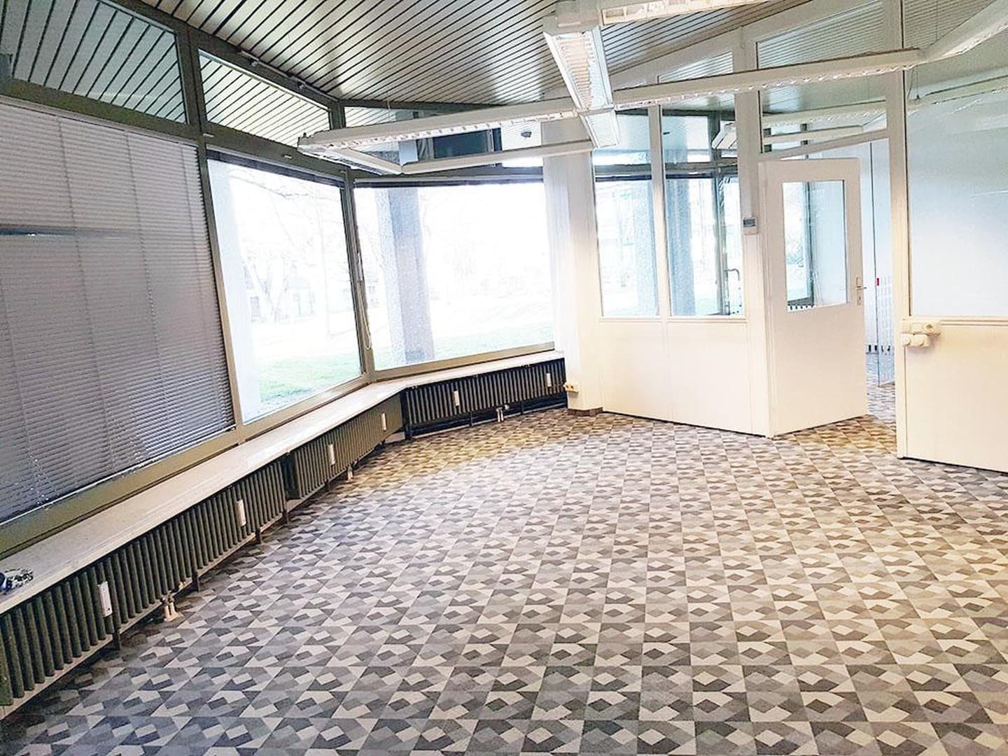 Ladenfläche / Büro / Praxis ruhig und doch zentral / S-Bahn um die Ecke / auf 2 Ebenen