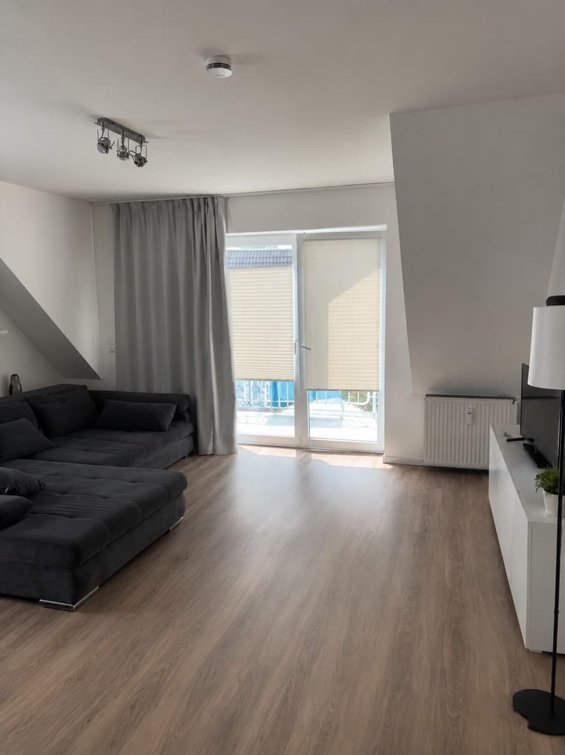 Großzügige, helle 3 Zimmerwohnung zum 01.10 oder 01.11