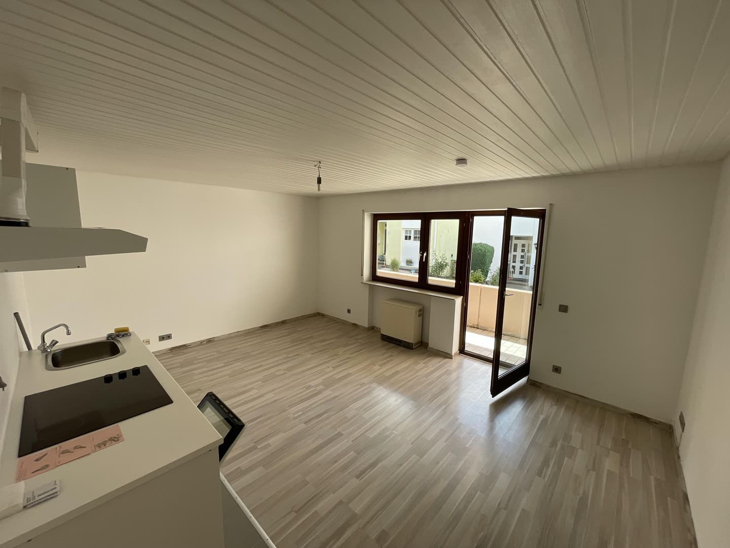 Schönes, helles Ein-Zimmer-Apartment mit großem Balkon, Einbauküche und Stellplatz