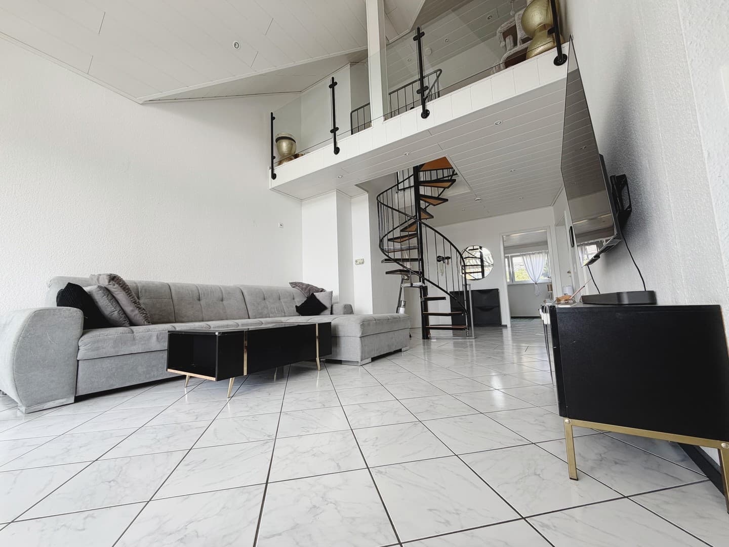 3-Zimmer-Galeriewohnung mit zwei Loggien, Balkon und Weitblick über Höchst.