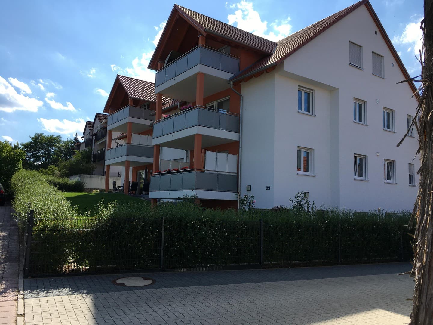 Moderne 3-Zimmer-Wohnung mit gehobener Ausstattung, Balkon und zwei Carports