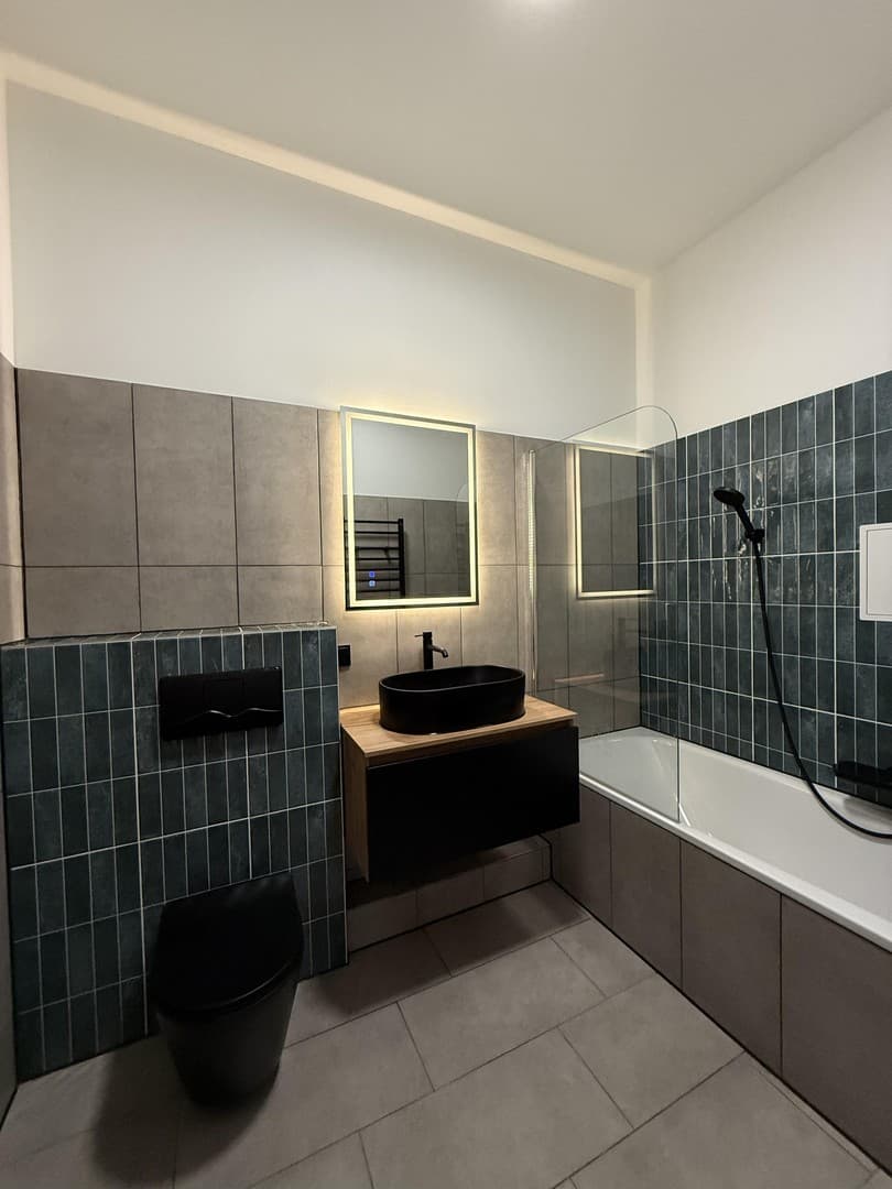 Erstbezug nach Sanierung: 2-Zimmer-Altbauwohnung mit Balkon, Aufzug & Einbauküche direkt am Dom