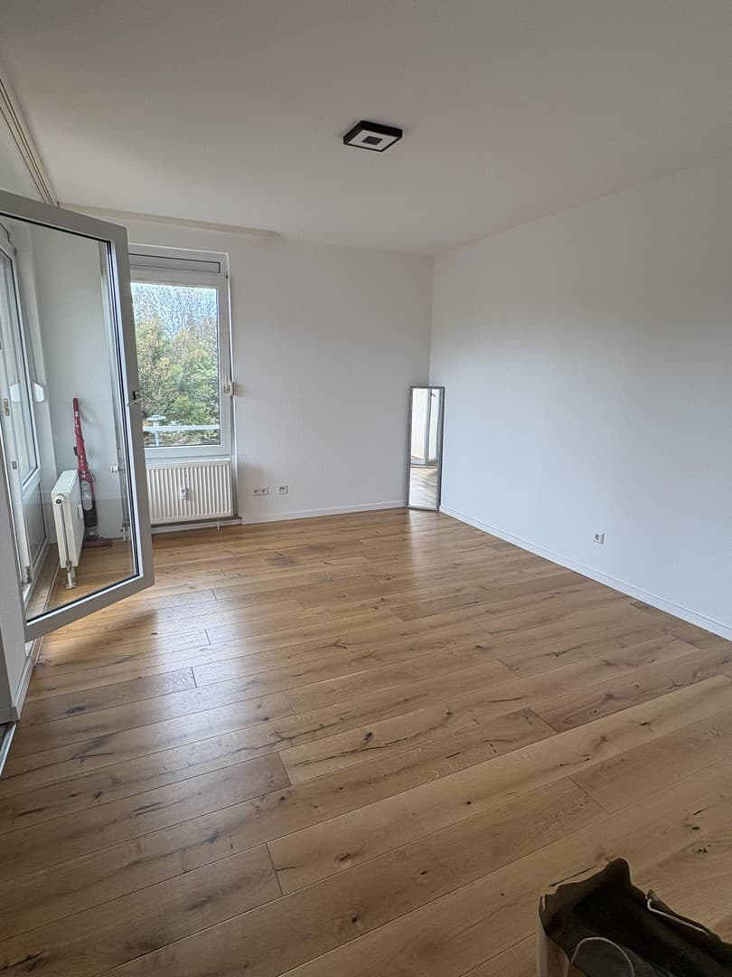 Ideal für Geschäftsleute und Studierende: 1-Zimmer-Wohnung mit Balkon und Tiefgaragenstellplatz
