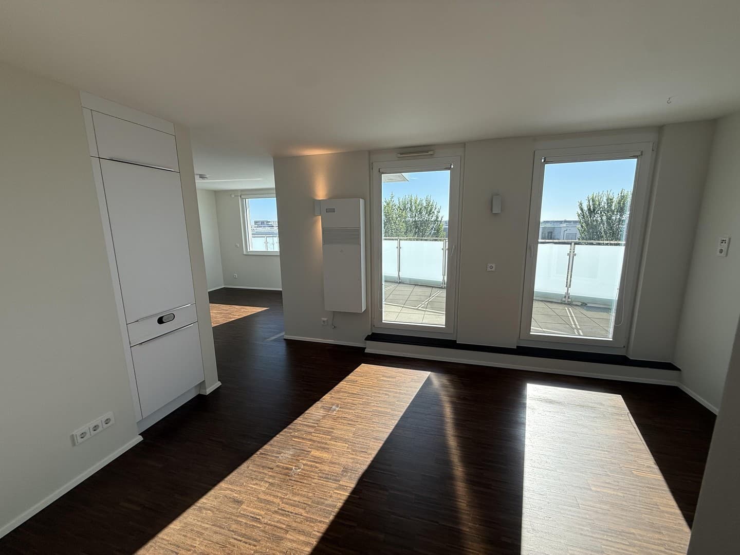 Penthouse am Riedberg mit großer Dachterrasse & Skylineblick – Klimaanlage, EBK & 2 TG-Plätze