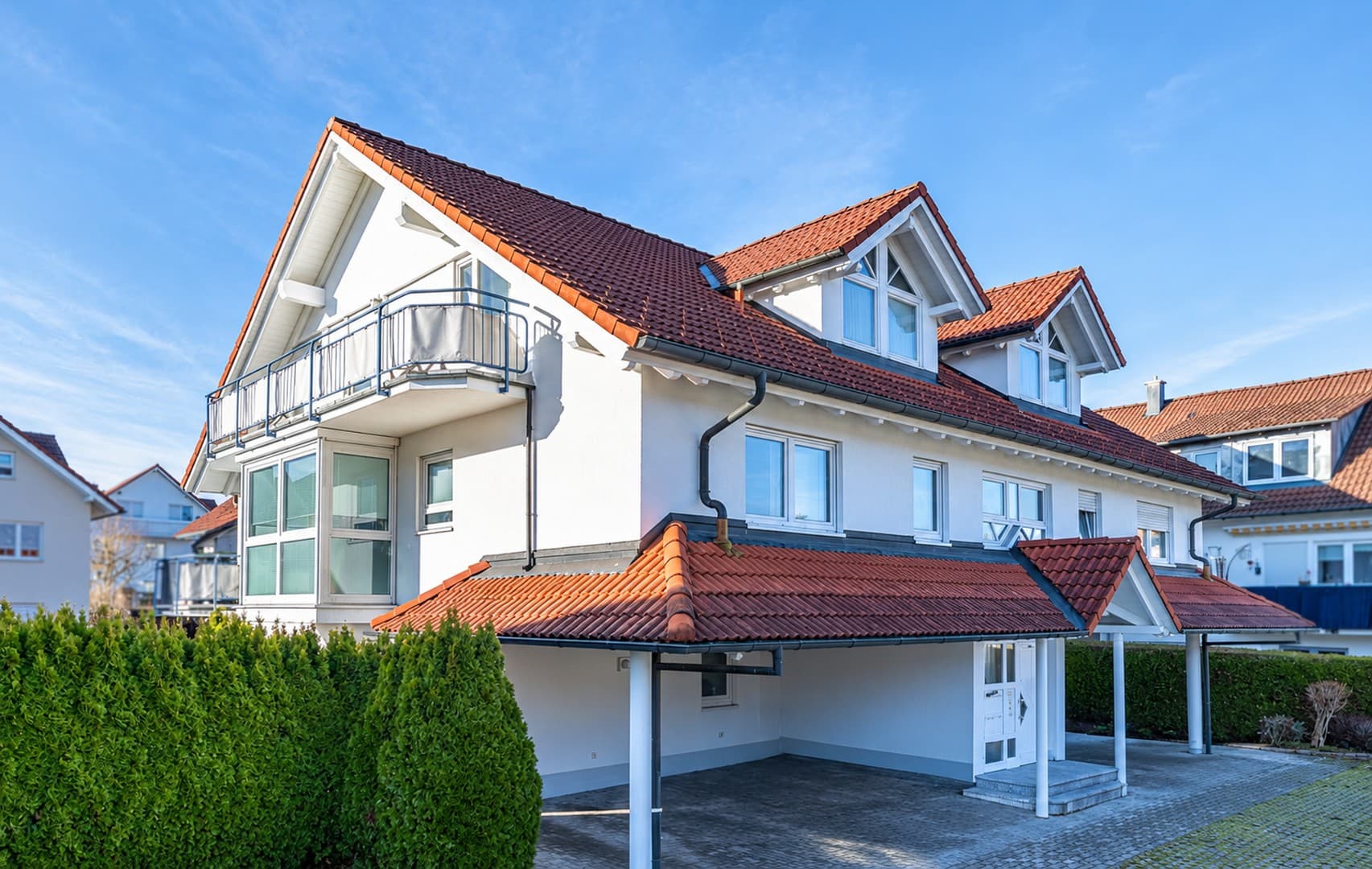 Hochwertig renovierte 2-Zimmer-Wohnung mit neuer Premium-Küche, modernem Bad und großer Terrasse