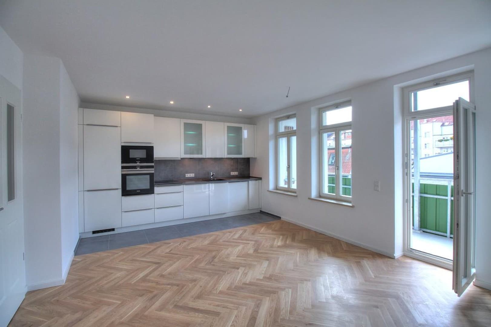 Hochwertig sanierte 3-Zimmer-Wohnung mit Luxus-Einbauküche, Terrasse und Gartenabteil