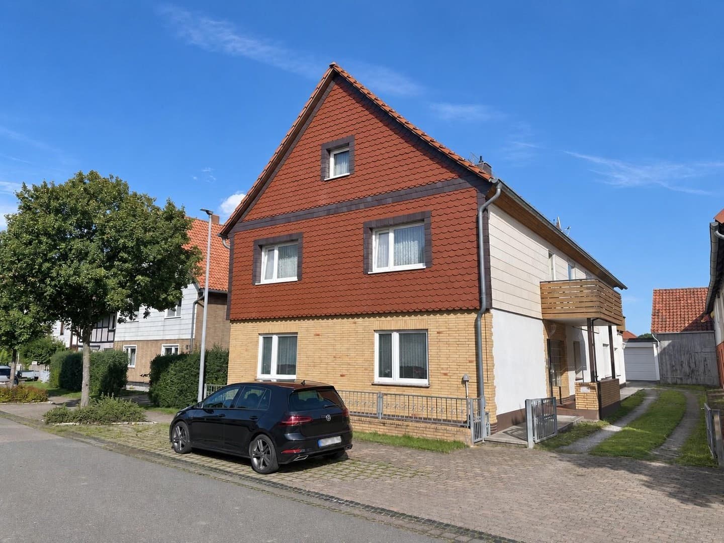 Zweifamilienhaus mit zwei Garagen und großem Garten in Berka