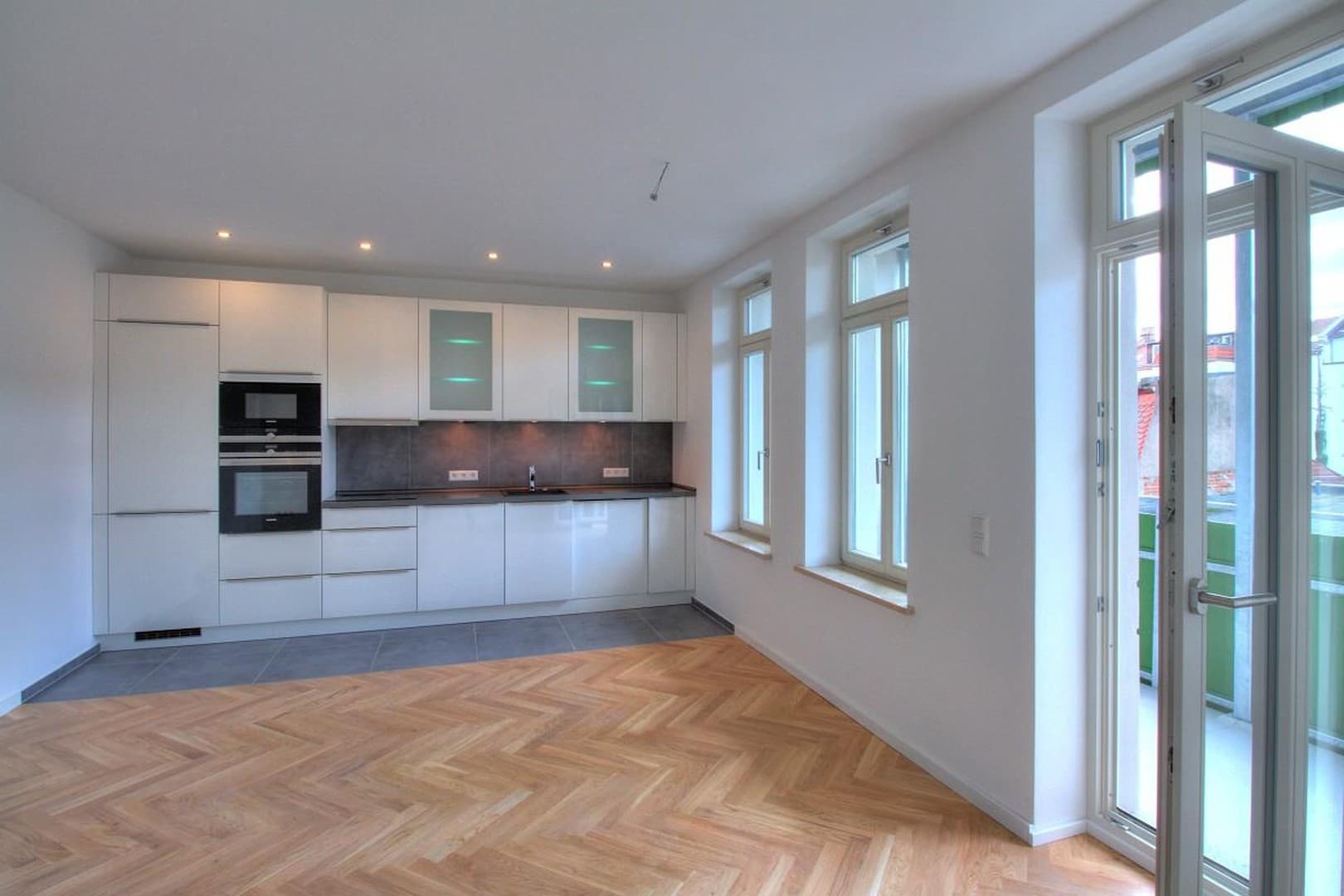 Neu sanierte 3-Zimmer-Wohnung mit Luxus-Einbauküche und großem Balkon
