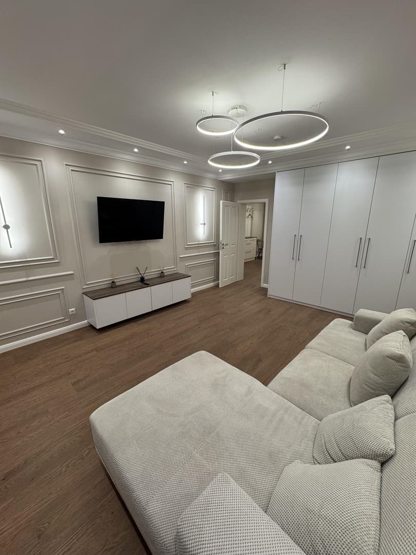 Hochwertig möblierte 2-Zimmer-Wohnung mit Balkon, Einbauschränken & elektrischen Rollläden