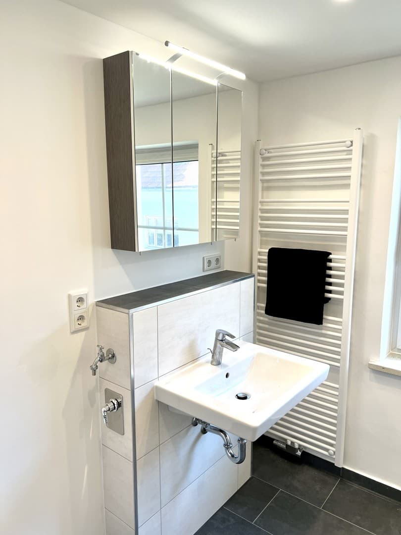 Wohntraum im Grünen: Moderne, ruhige 2-Zi-Whg mit toller Dachterrasse, neuer Küche und Regendusche