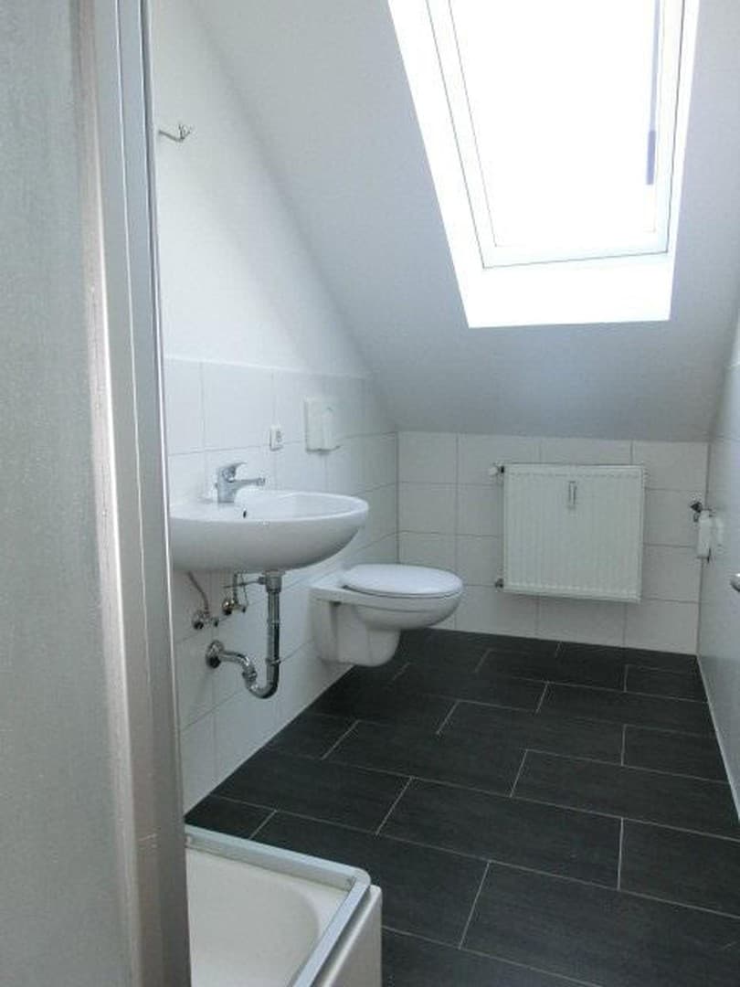 2 Zimmer Dachgeschosswohnung, viel Wohnung für wenig Geld, tolles Bad, super Ausblick