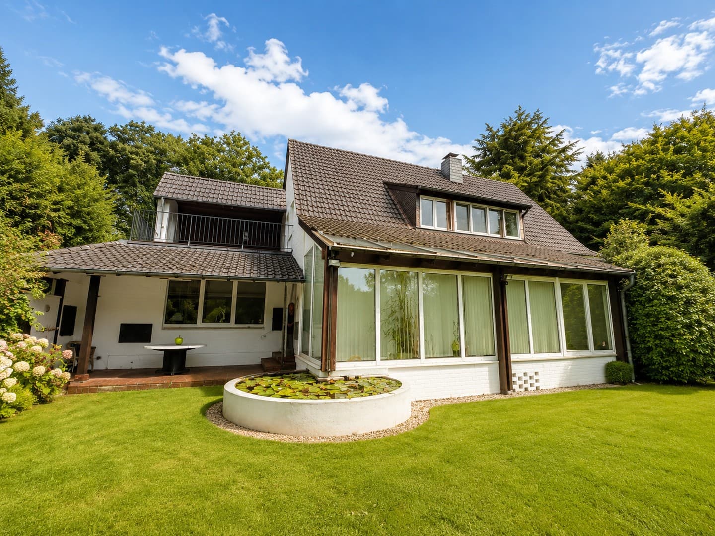Großzügige Gartenwohnung mit außergewöhnlichem Wohnbereich, Terrasse und direktem Blick ins Grüne