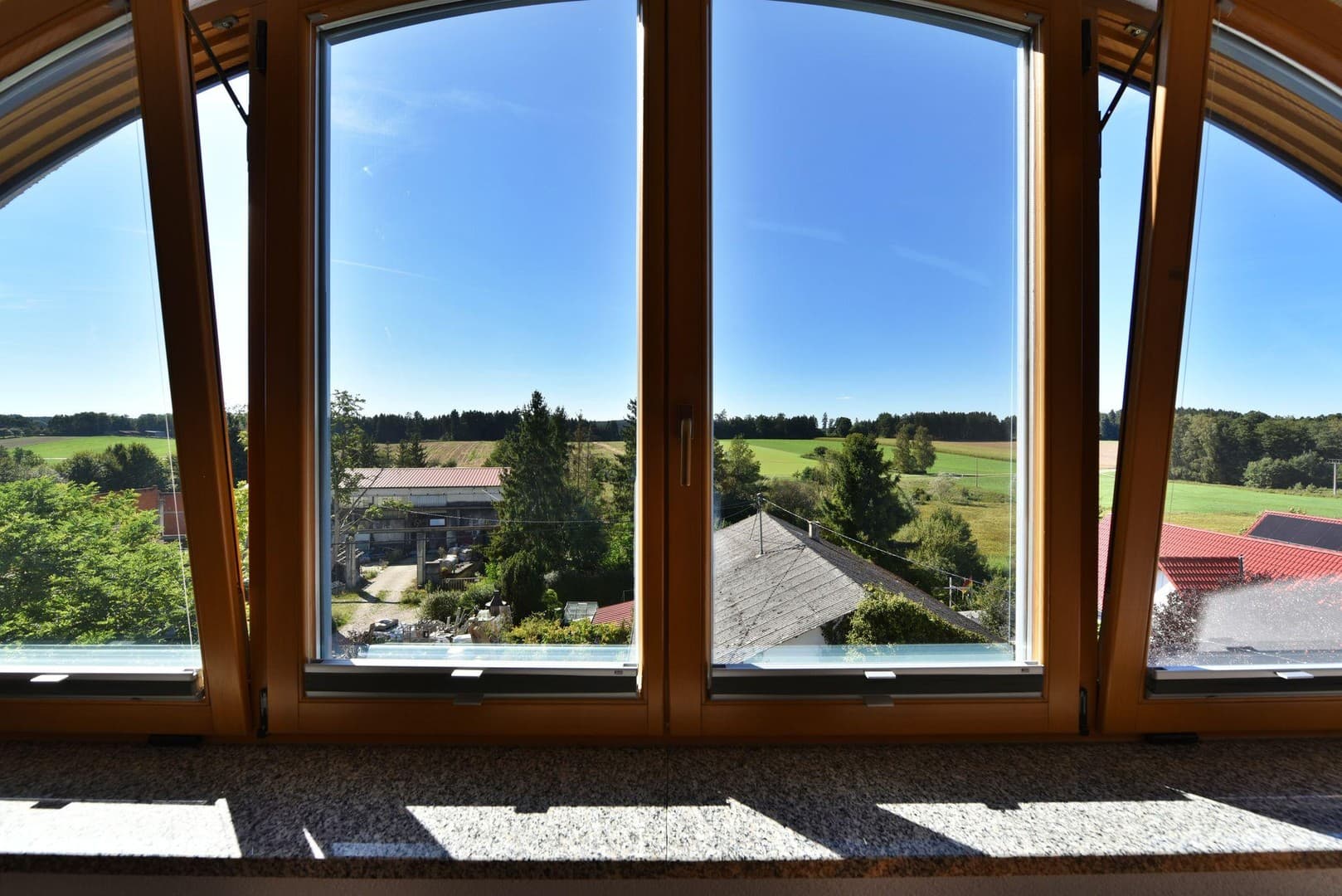 Großzügigkeit auf zwei Ebenen – exklusive Maisonette mit Dachterrasse und Fernblick