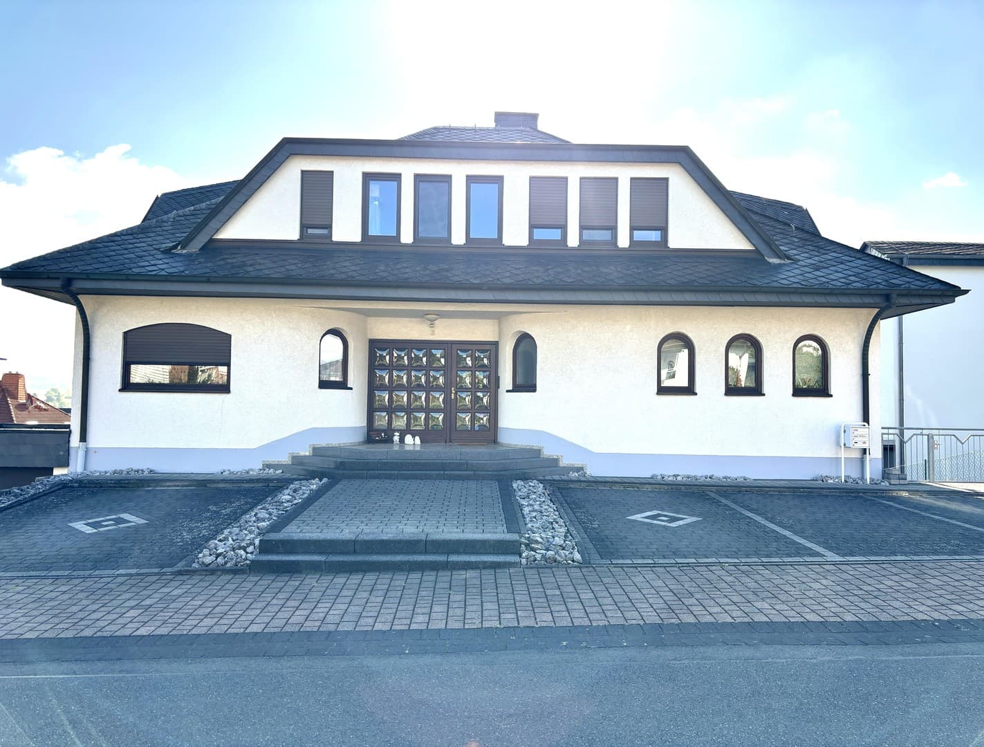 Schicke 4 ZKBB in Landhausvilla mit Fernblick in ruhigem Wohngebiet