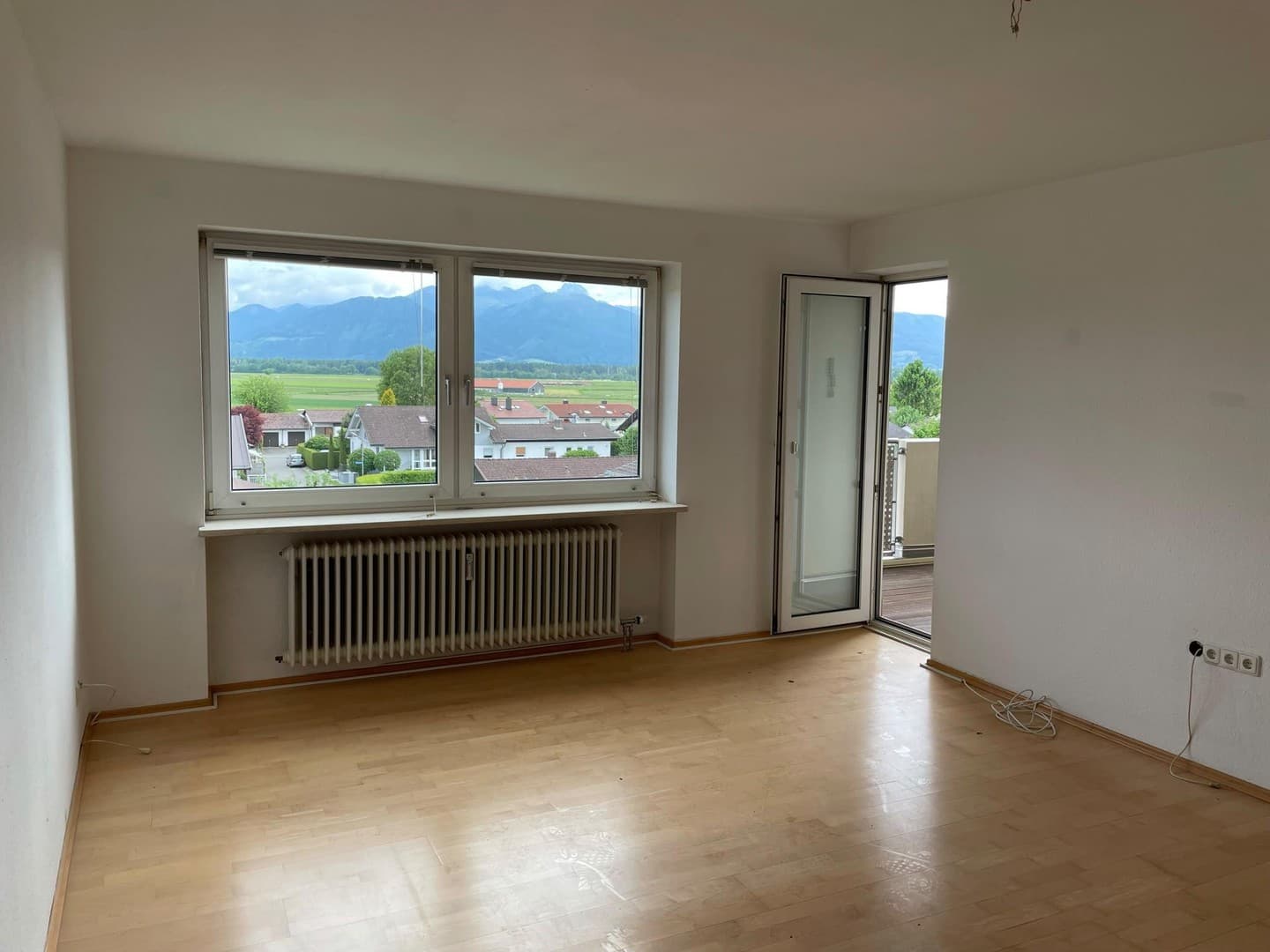 2 Z mit Balkon, helles Bad, Aufzug