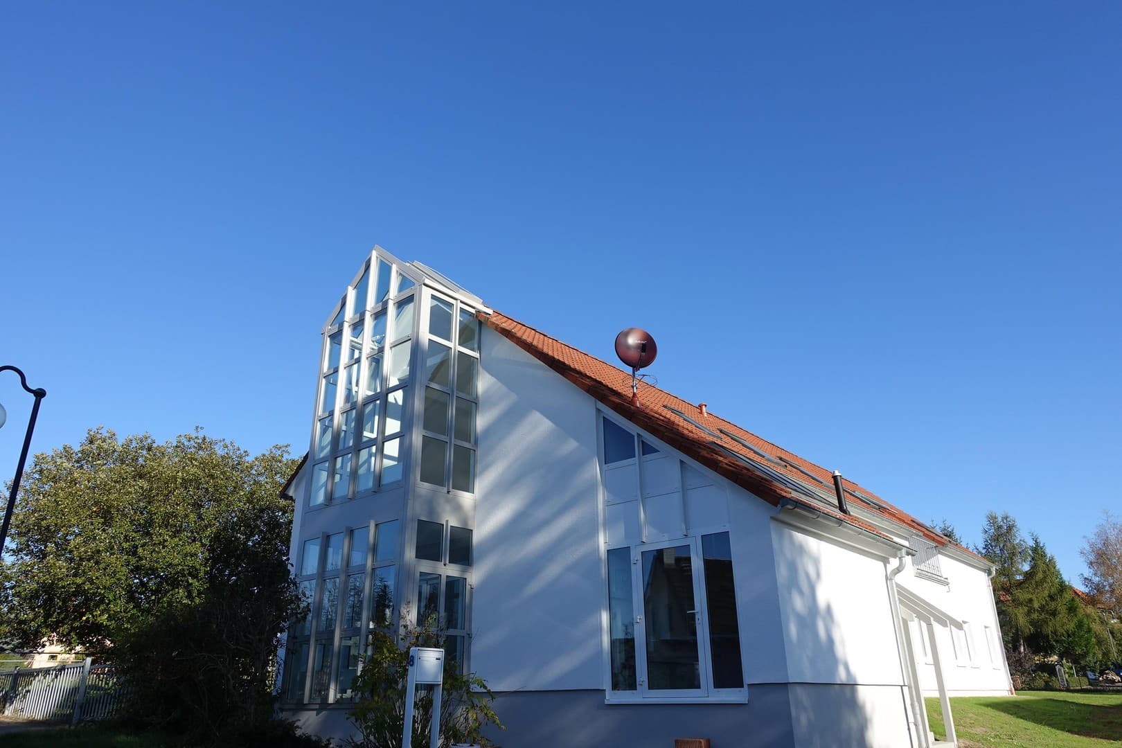 Lichtdurchflutete Haushälfte mit Garten