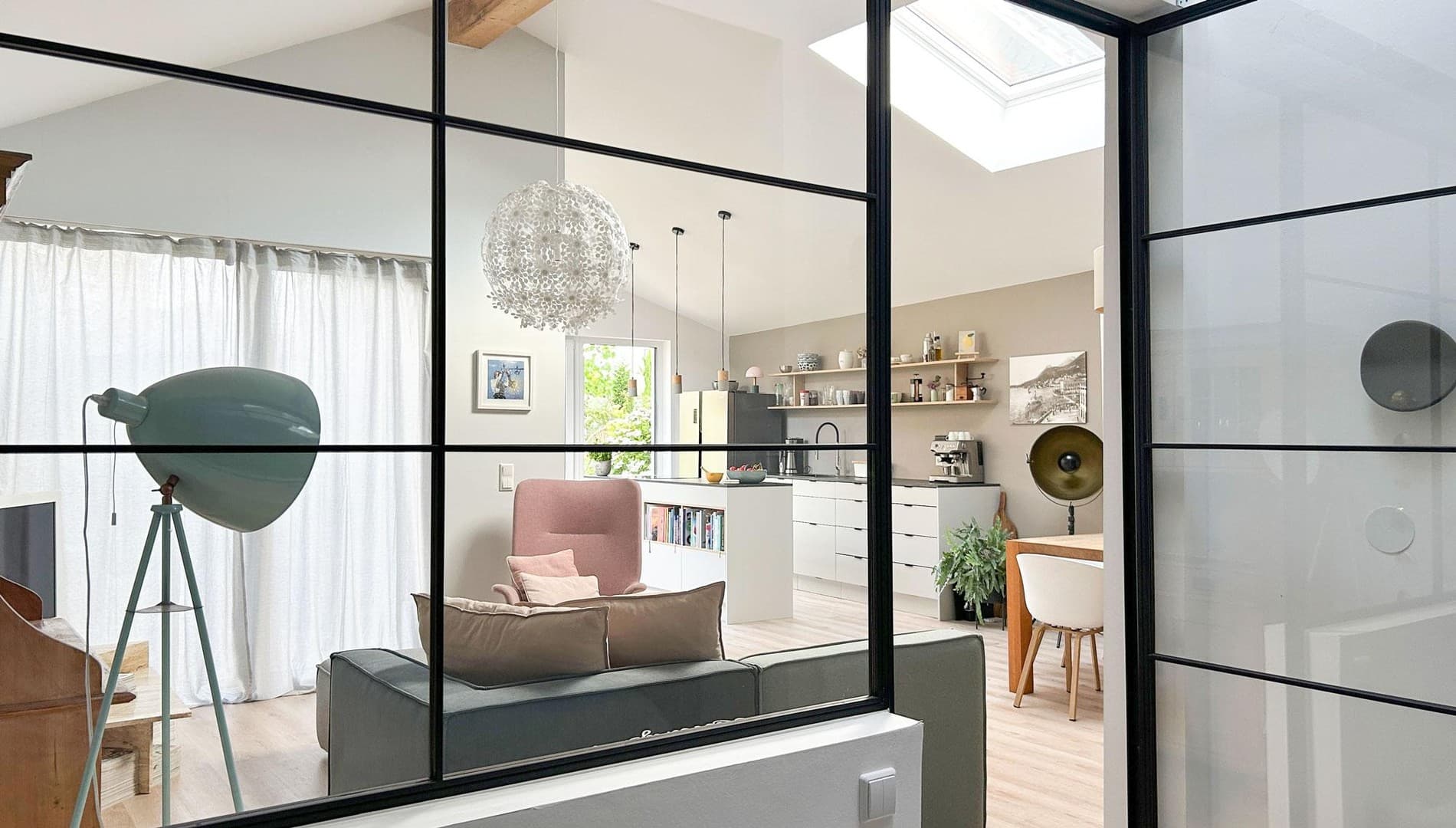 Sitzfenster ins Grüne, Loft-Architektur & Wärmepumpe: Bezugsfertiges Familien-Idyll in Pulheim