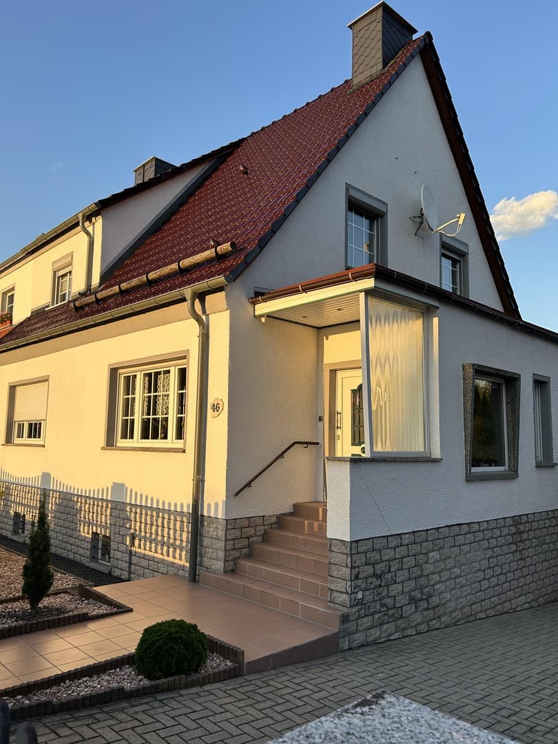 Modernes 4 Zimmer- Massivhaus mit Pool, Carport und großen Garten