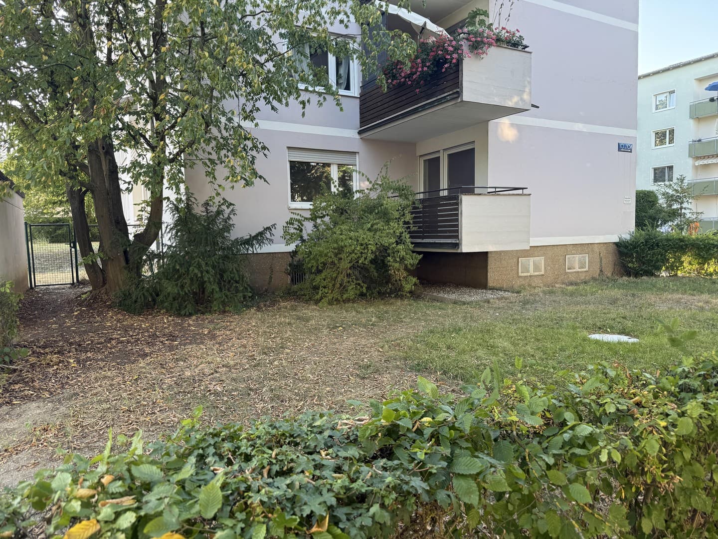 Eigener 314 m² Garten: Renovierte 4-Zimmer-Eigentumswohnung mit 2 Balkonen, provisionsfrei