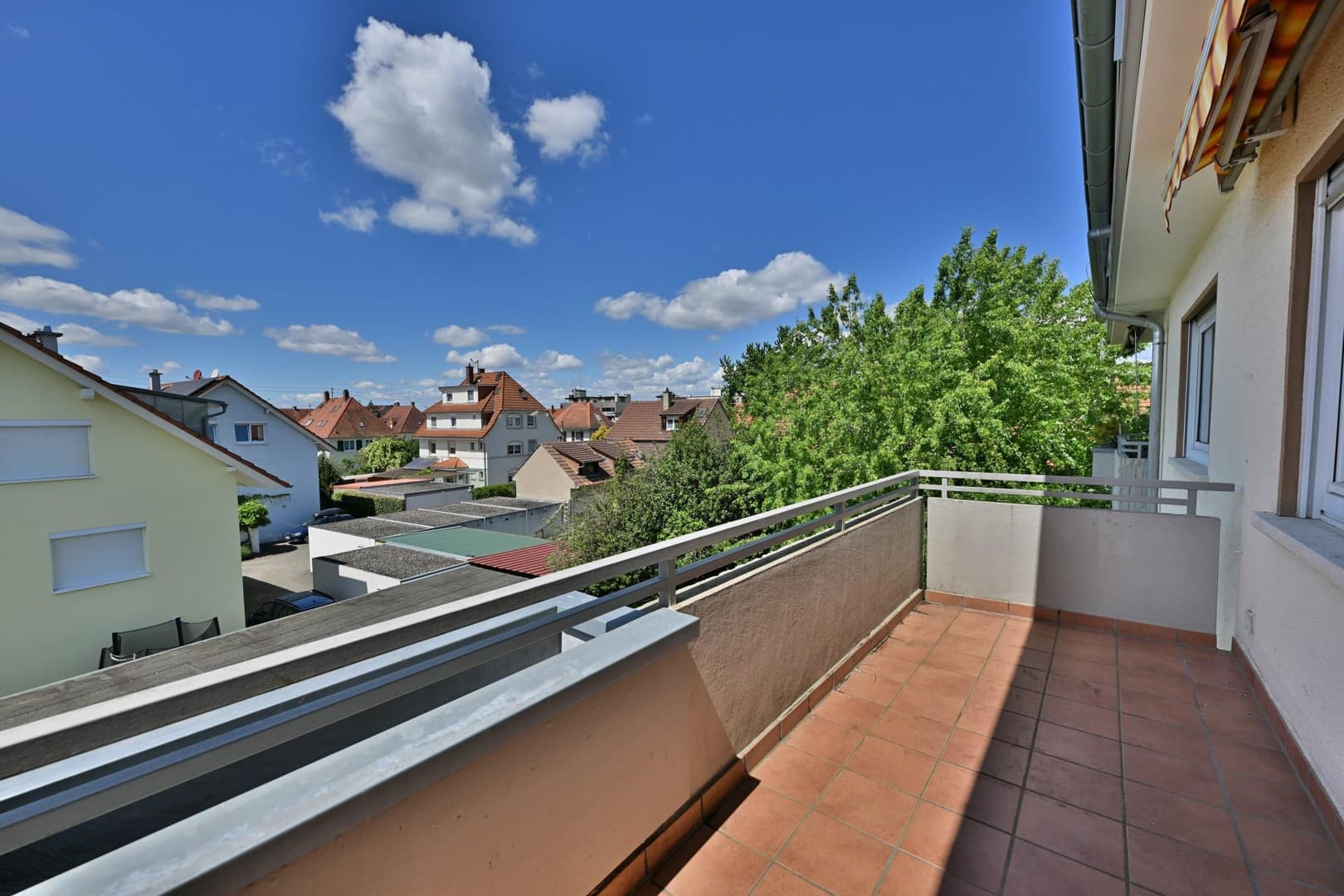 Modernisierte 1-Zimmer-Wohnung mit Balkon, Garage und neuer Einbauküche in Weil am Rhein