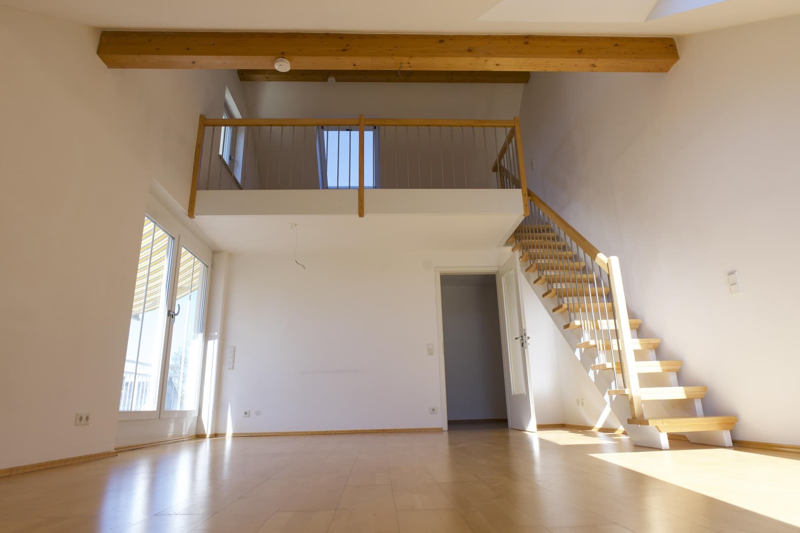 Tageslichtdurchflutete Maisonettwohnung mit großzügiger Galerie und Balkon