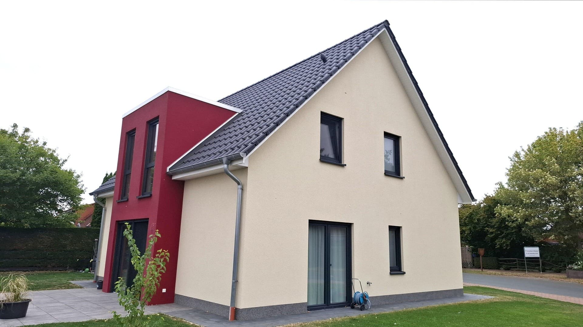 neuwertiges Einfamilienhaus mit der Doppelgarage