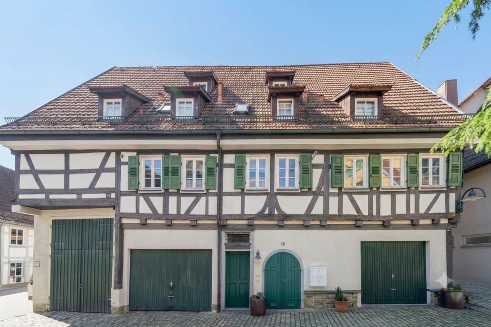Altstadt-Charme trifft Freiraum: 89 m² mit großer Terrasse und Garagenstellplatz in Herrenberg