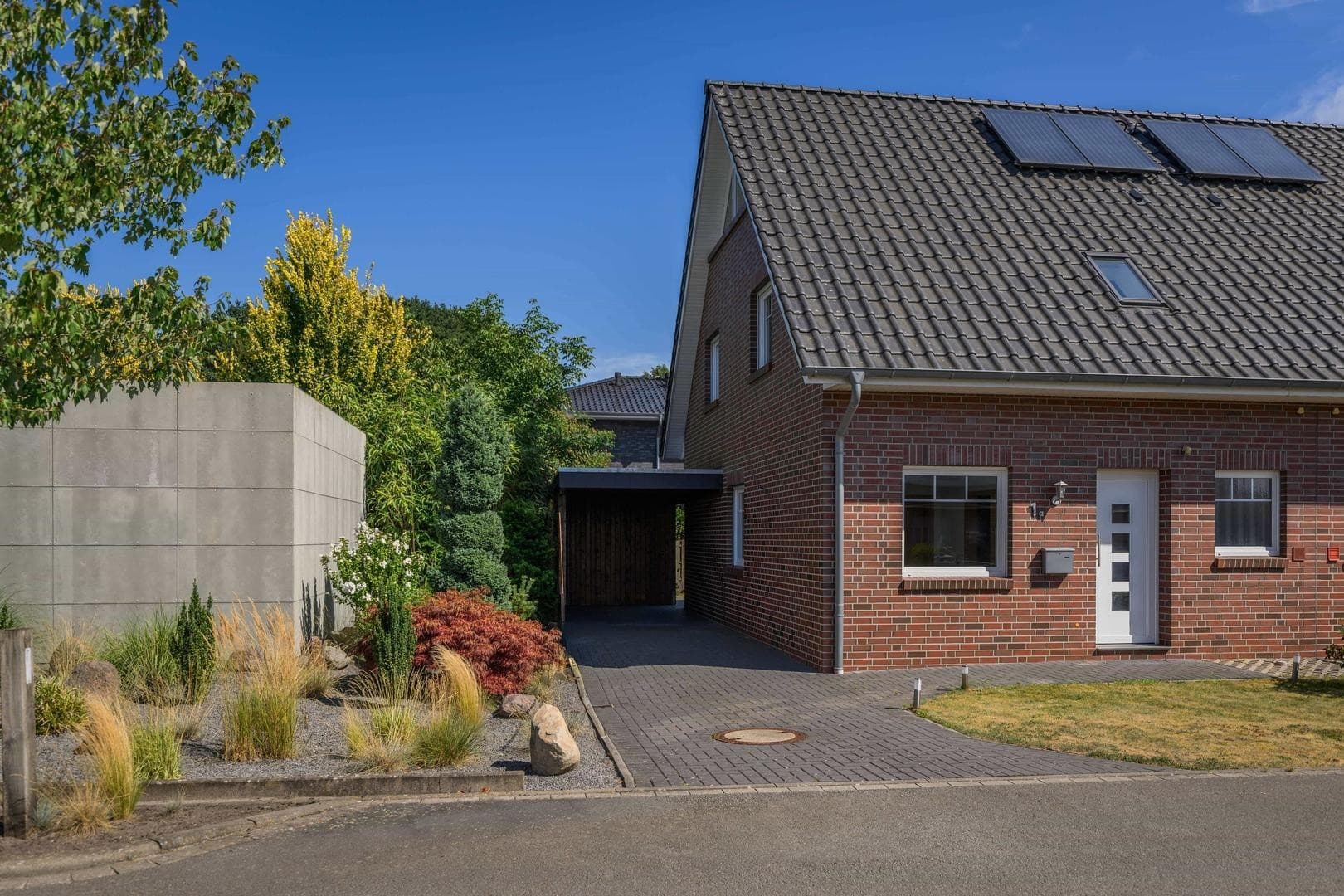 Junge DHH mit Carport in Friedrichsfehn
