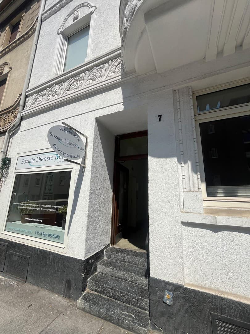 Charmantes Ladenlokal im Altbau-Traum mit schöner Terrasse und Fensterfront