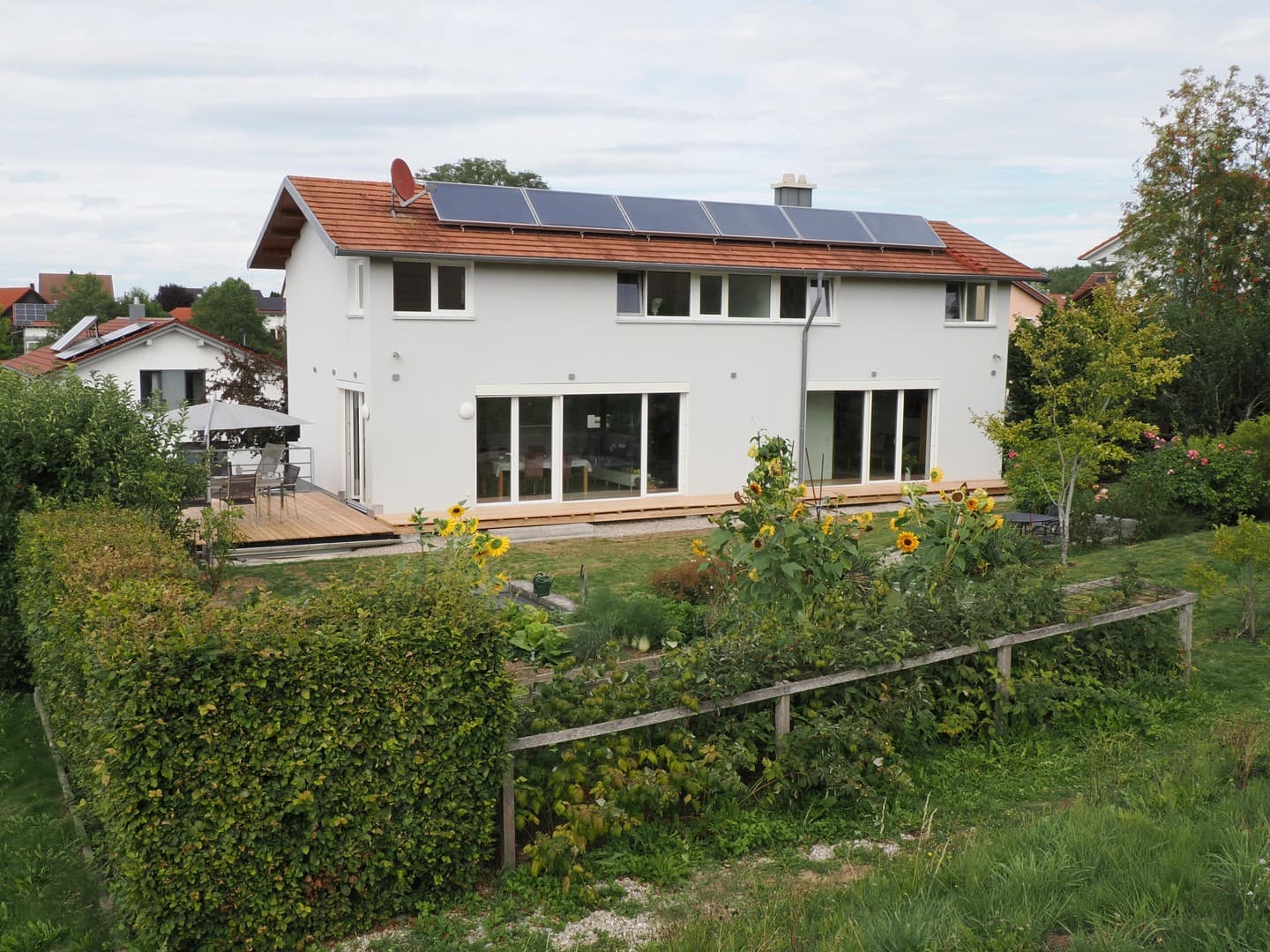 Modernes Architektenhaus mit lichter Wohlfühlatmosphäre und naturnahem Garten