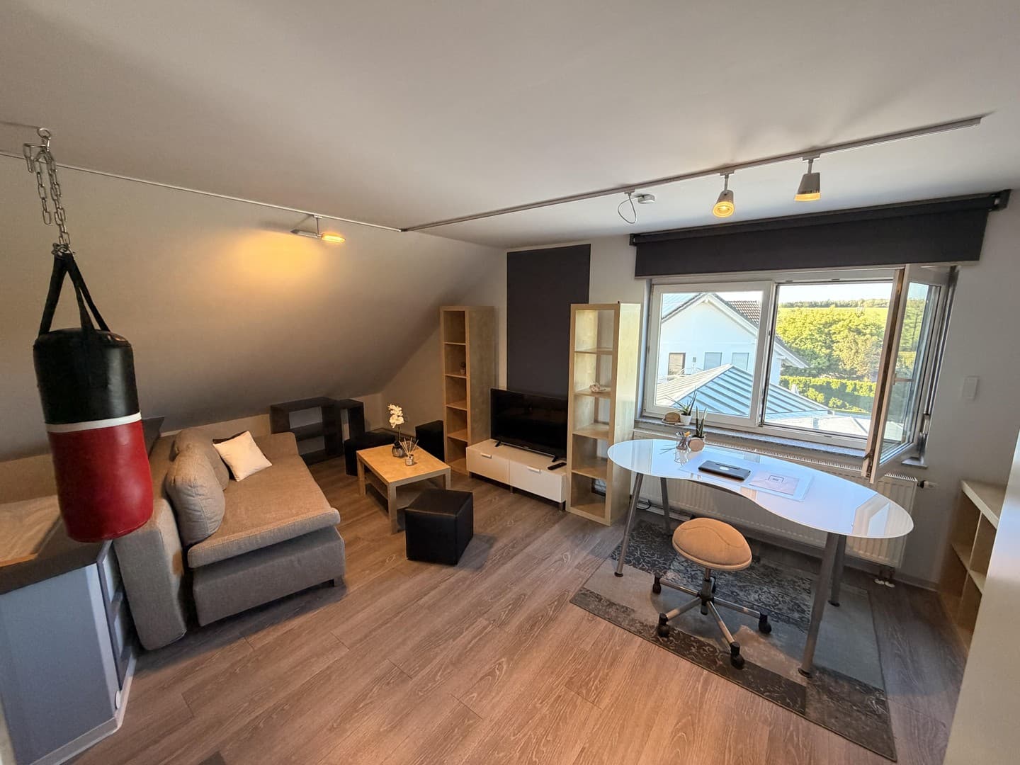 Dachgeschoss Appartment in ruhiger Randlage mit Stellplatz vor dem Haus - optional möbliert -