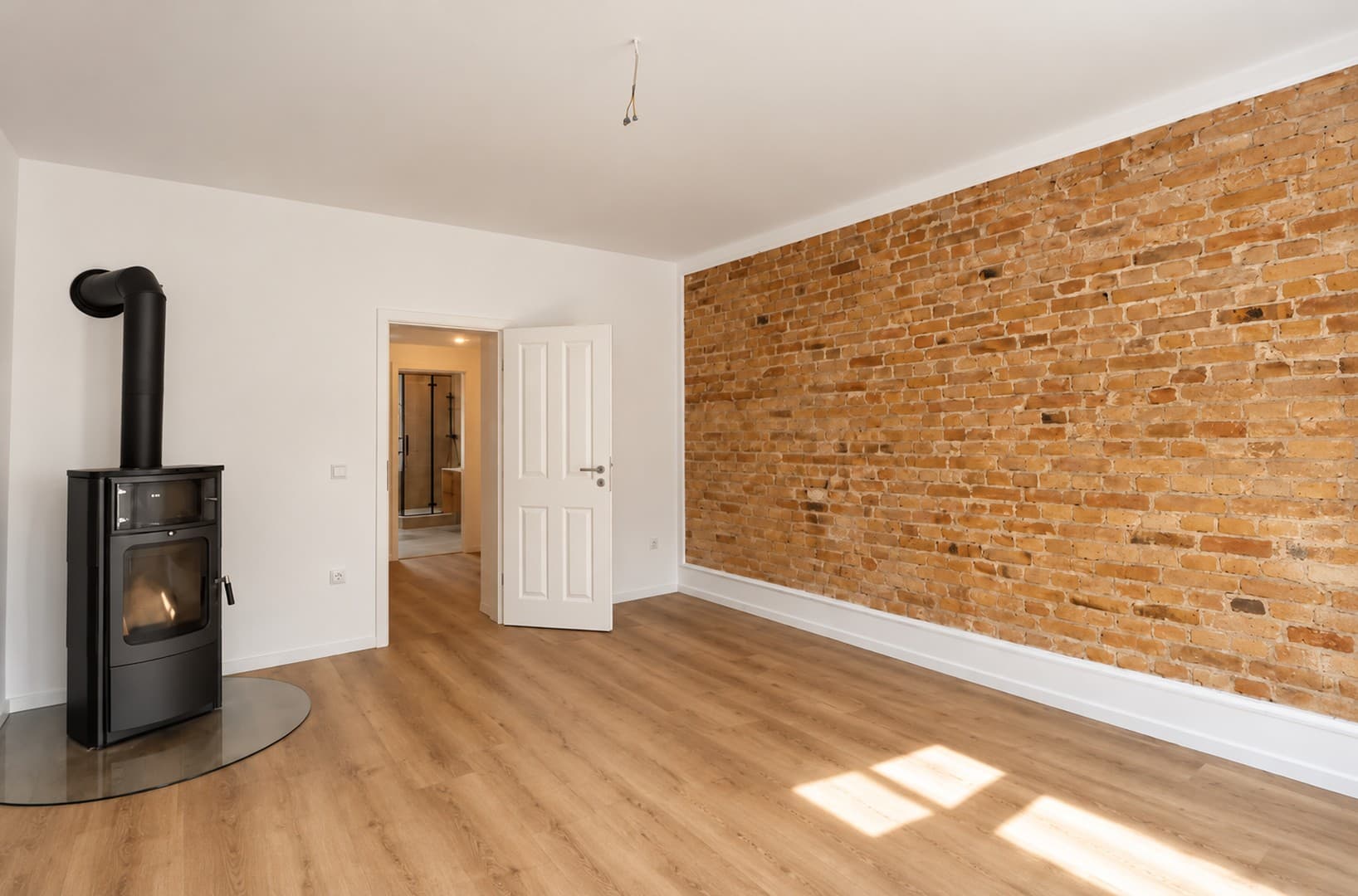 Stilvoll sanierte 3-Zimmer-Wohnung mit Kaminofen, Sichtziegelwänden & hochwertigem Bad