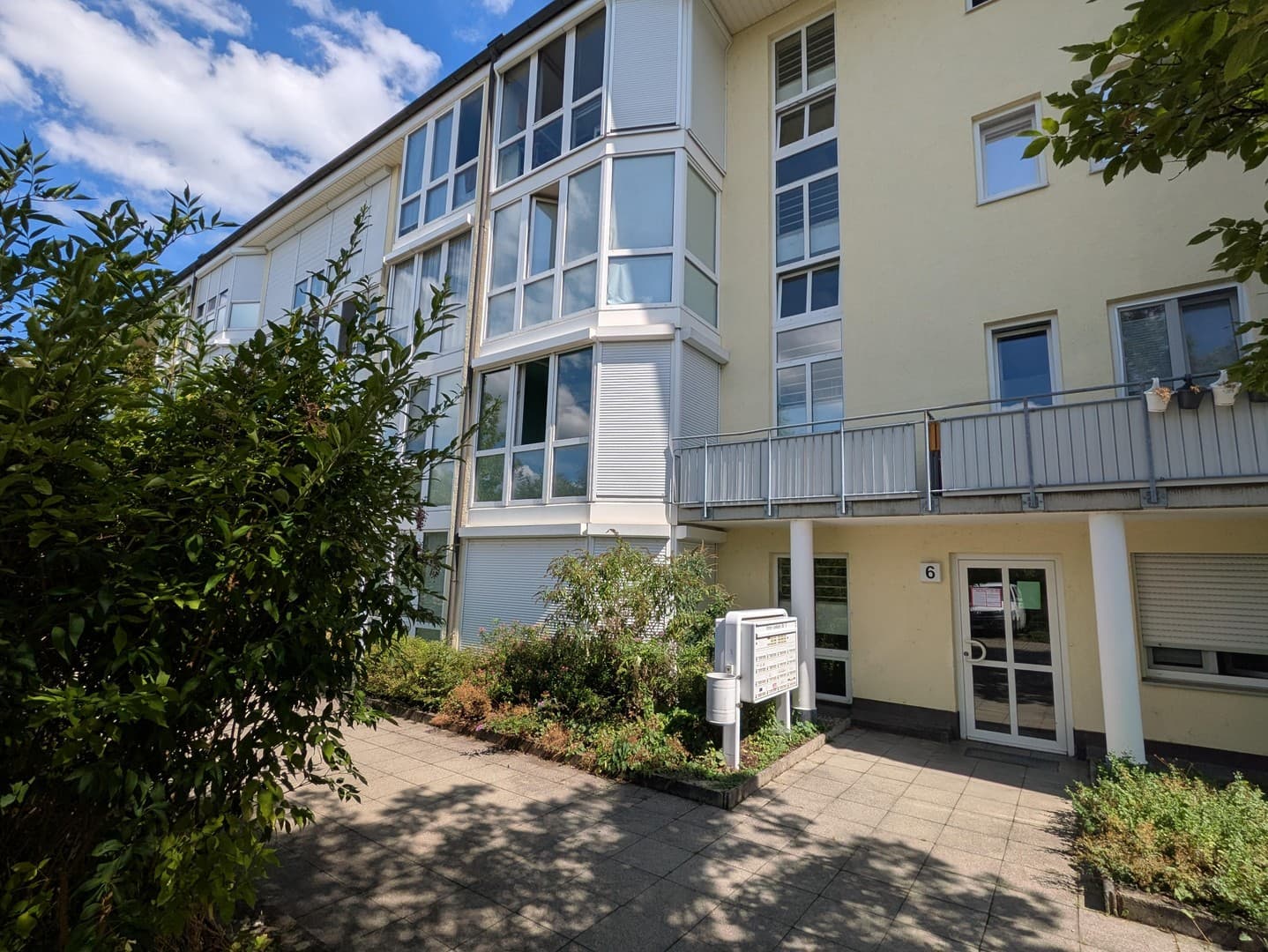 Zentral und Grün - gepflegte Wohnung mit Wintergarten und zwei Balkonen