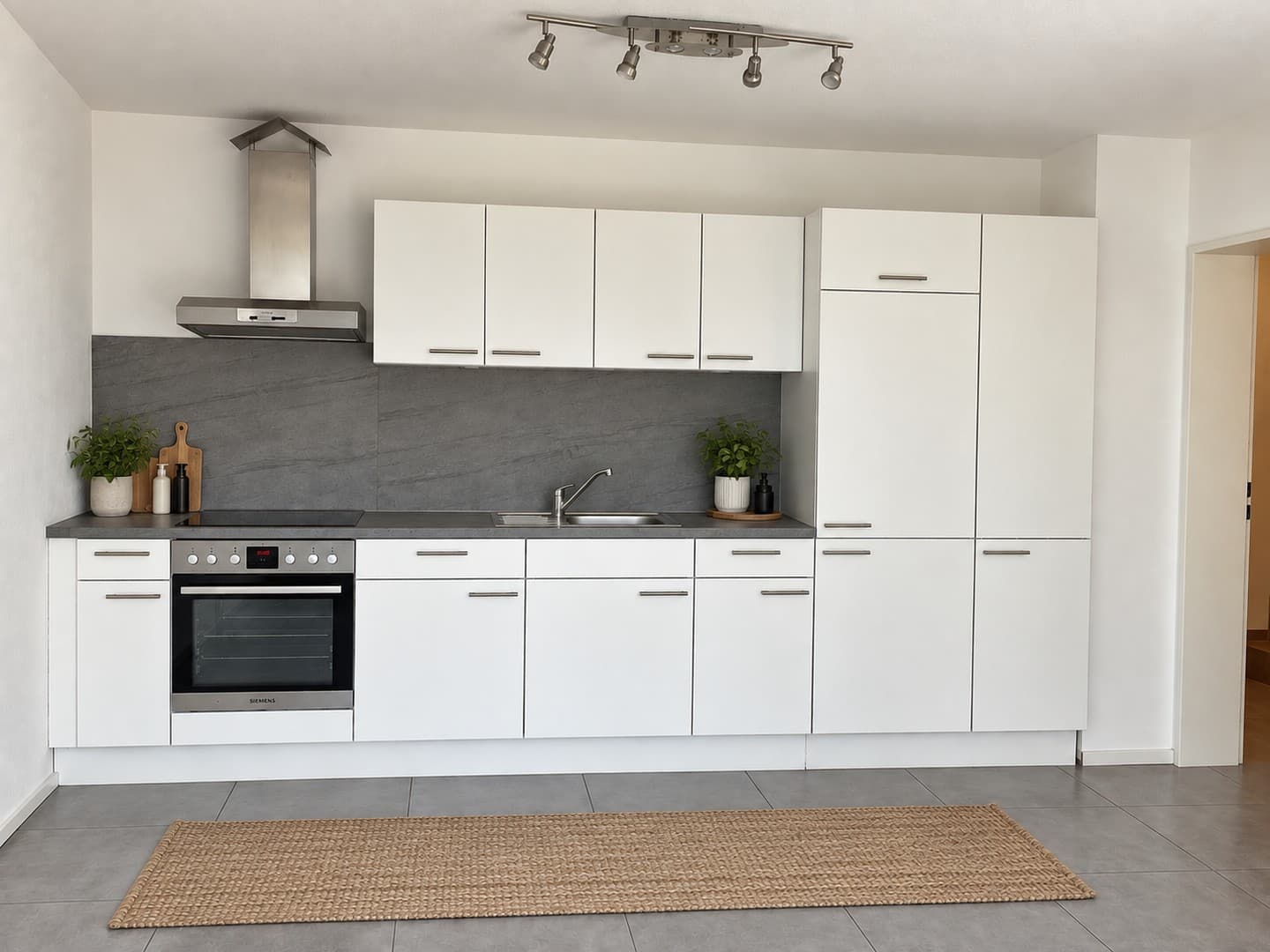 Gepflegte 2-Zimmer-Souterrainwohnung mit separatem Eingang und großzügiger Terrasse