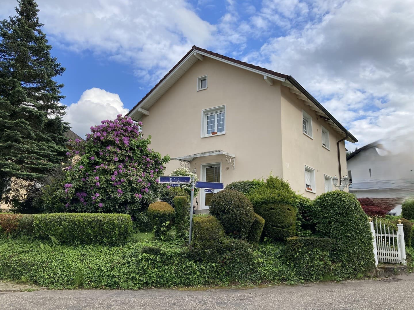 Freistehendes Zweifamilienhaus in absoluter Top-Lage am Waldrand