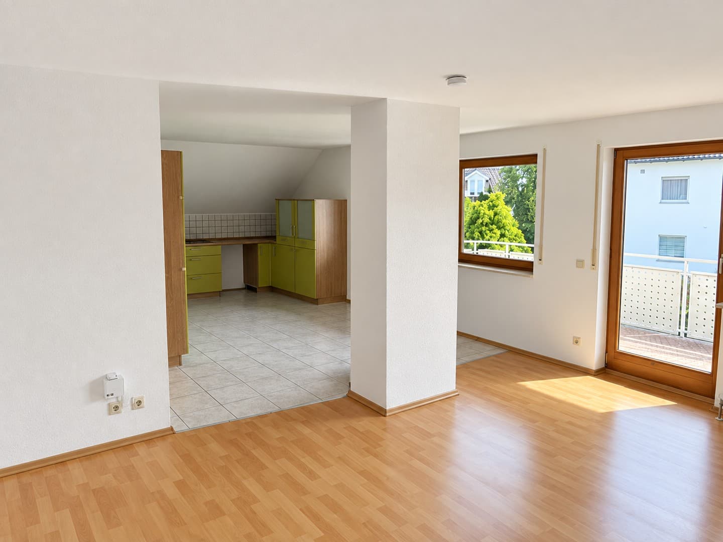 Großzügige 4-Zimmer-OG-Wohnung mit EBK, Balkon, Garage und Stellplatz