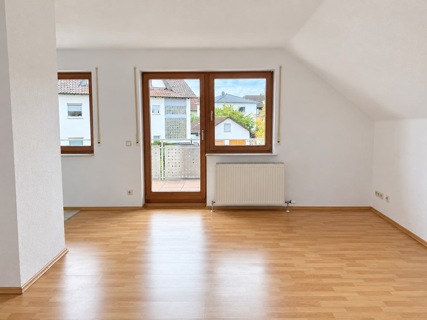 Viel Platz auf 96 m²: 4-Zimmer-OG-Wohnung mit Balkon, EBK und Garage