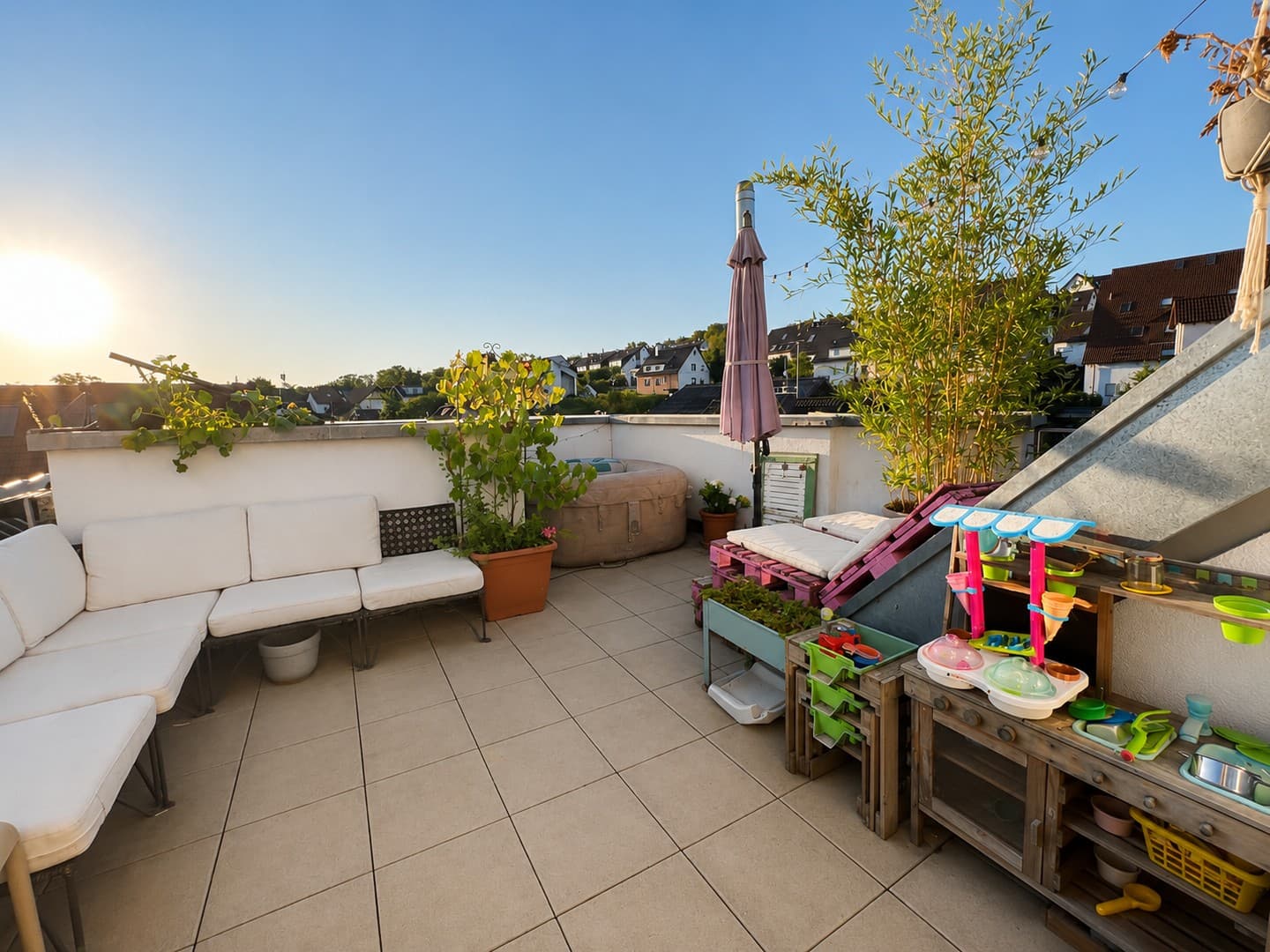 Neuwertige 4-Zimmer-Maisonette mit großer Dachterrasse, Balkon & 2 Bädern