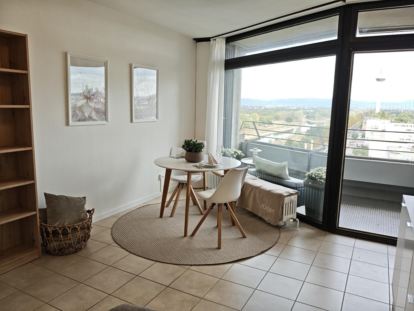 Stilvolles Wohnen mit Panoramablick – Frisch renoviert & komplett neu möbliert