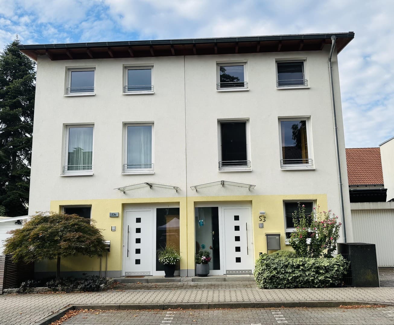 Doppelhaushälfte mit Dachterrasse, Keller, Sauna und Whirlpool, EBK, Photovoltaik, grüner Garten