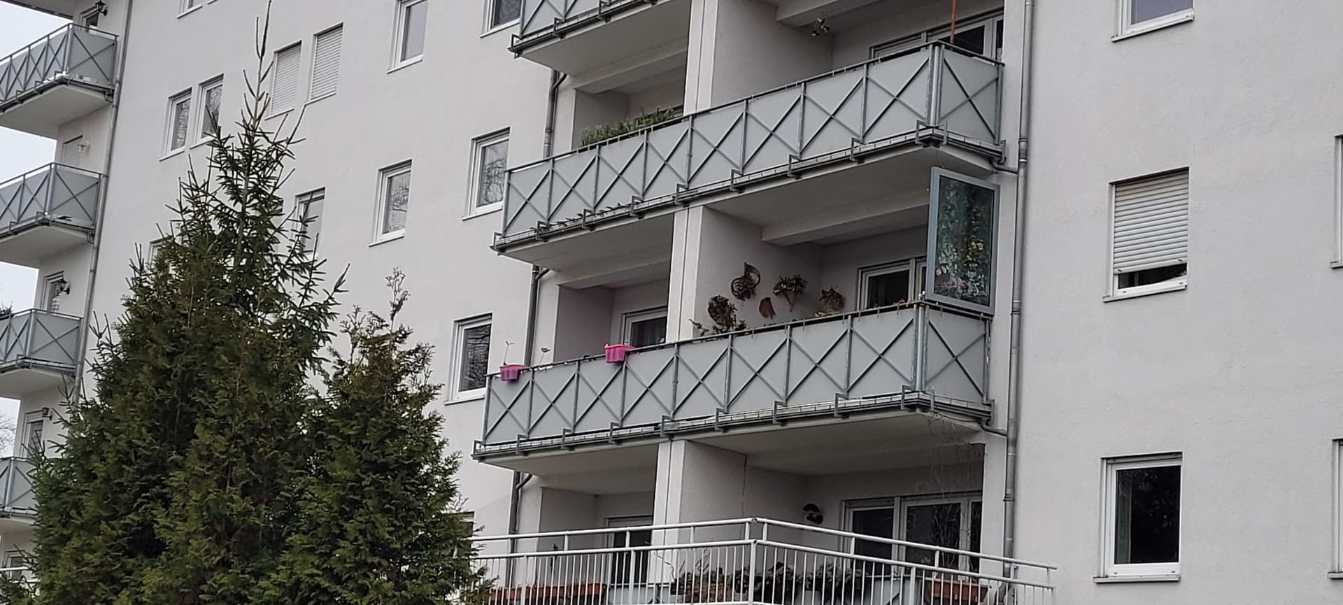helle 3 Raumwohnung mit großem Balkon u. Tiefgarage